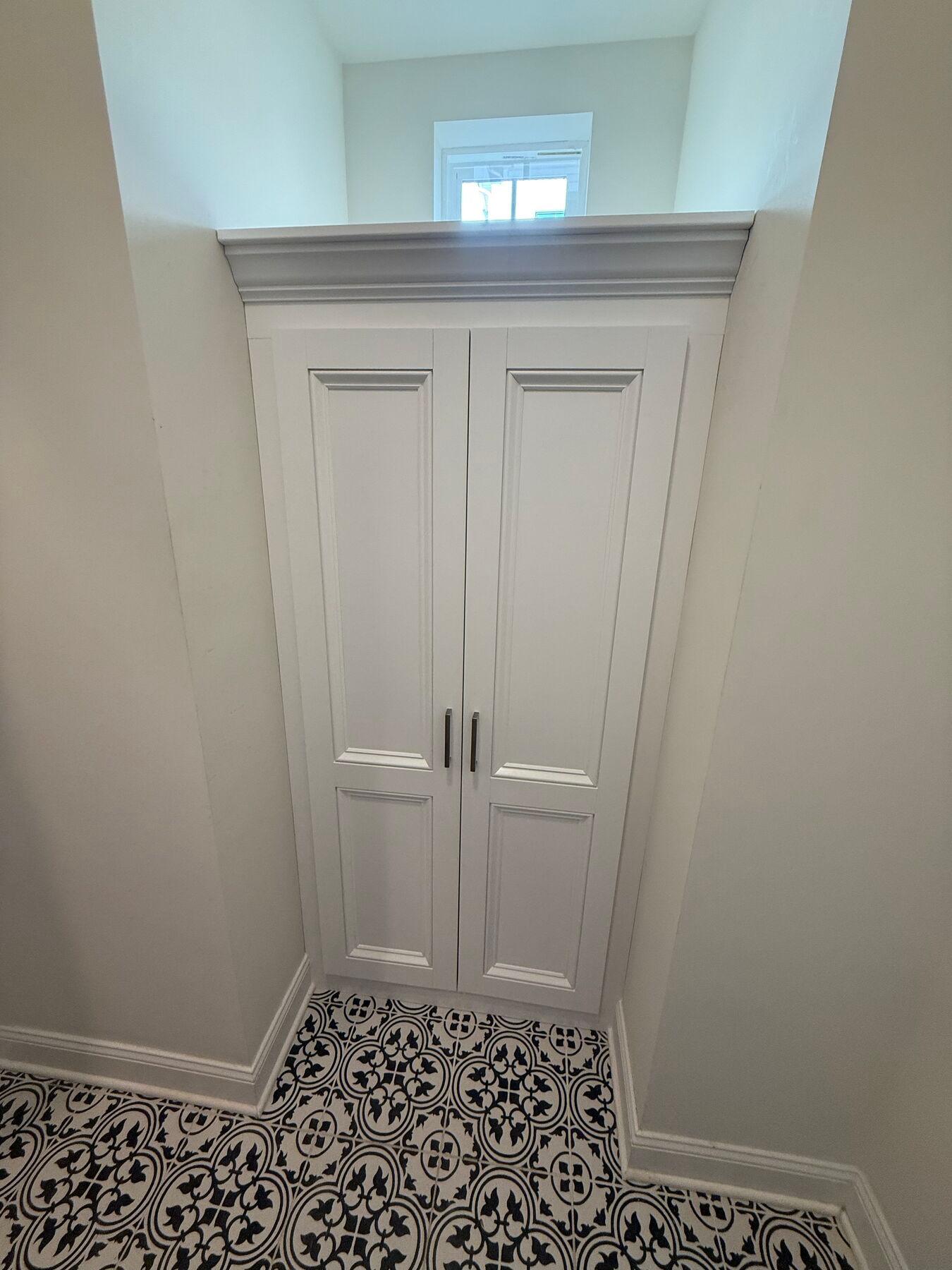 Patterned-Tile Bath with Built-in Linen